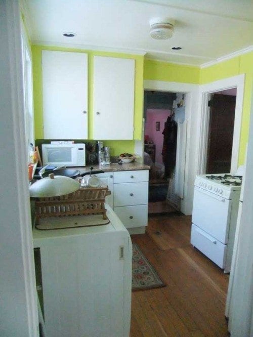 I picked this fun lime green for the kitchen. I think it's natural to have fun with paint color in a kitchen: no furniture to match and a smaller room in the house, why not?